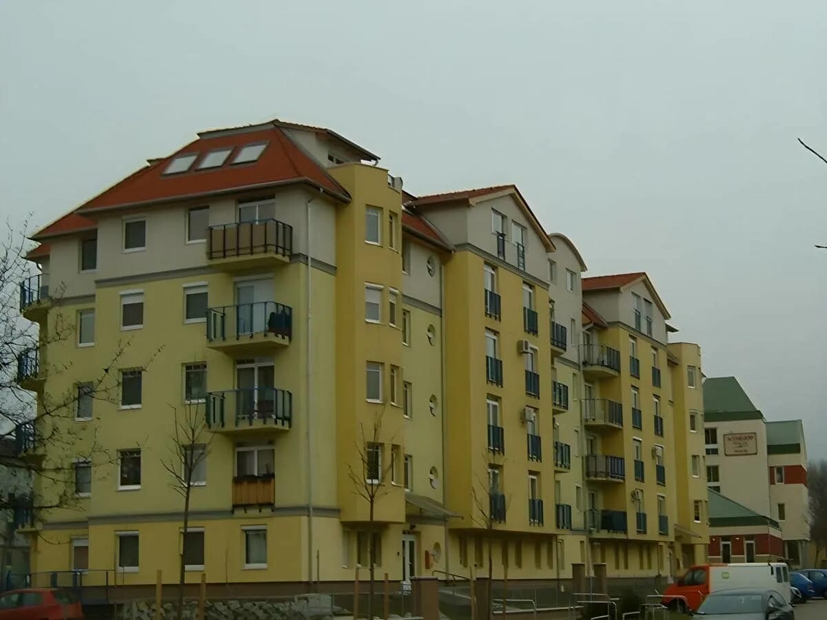 120 LAKÁSOS TÁRSASHÁZ