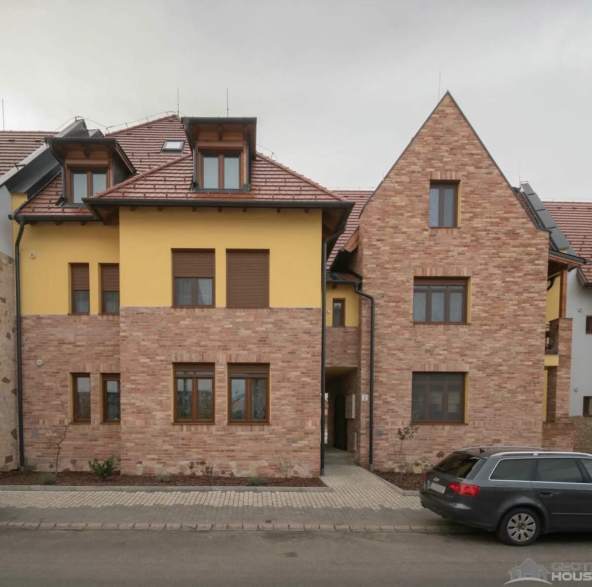 9 LAKÁSOS TÁRSASHÁZ