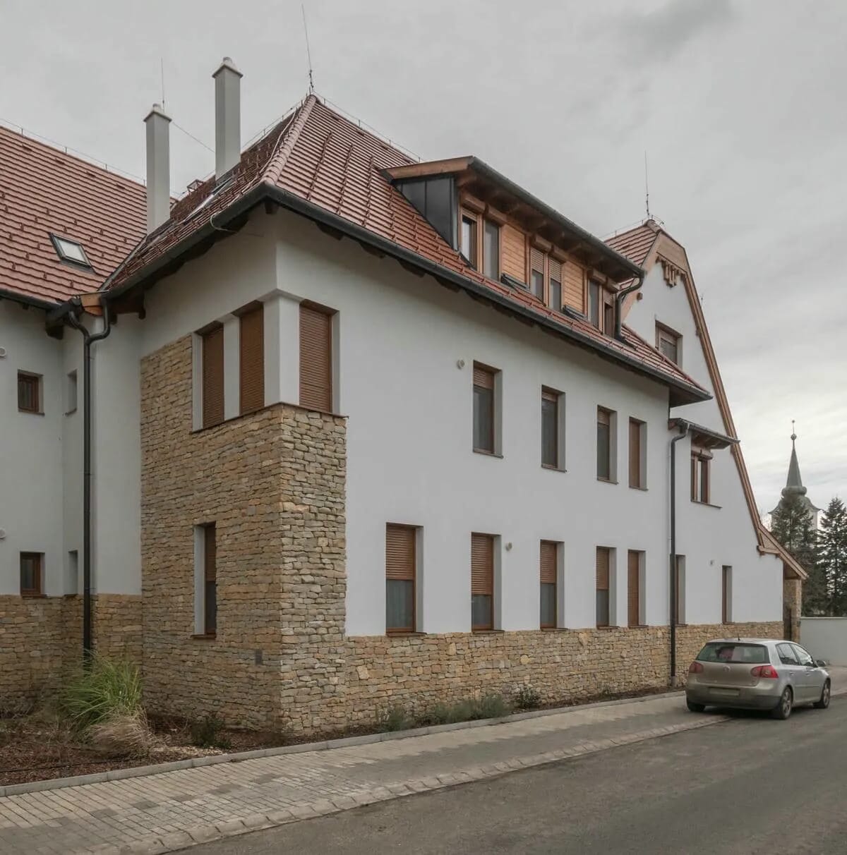 8 LAKÁSOS TÁRSASHÁZ